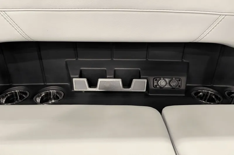 Slide: The Image of Malibu Wakesetter 2023 - 17