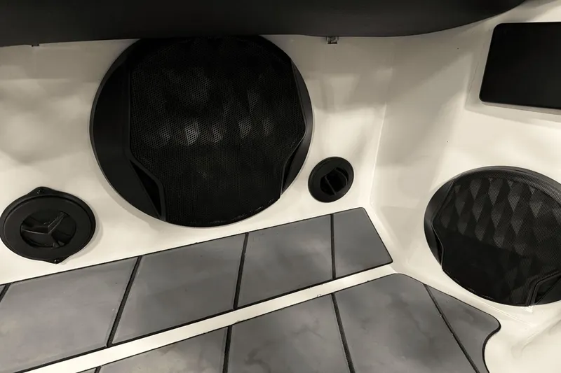 Slide: The Image of Malibu Wakesetter 2023 - 18