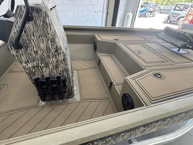 Slide: The Image of Thor LH1900CC w/ BayStar Steering Elite Package-Mo 2026 - 10