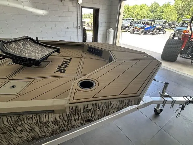 Slide: The Image of Thor LH1900CC w/ BayStar Steering Elite Package-Mo 2026 - 11