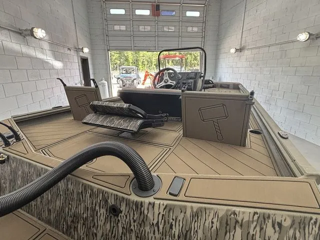 Slide: The Image of Thor LH1900CC w/ BayStar Steering Elite Package-Mo 2026 - 9