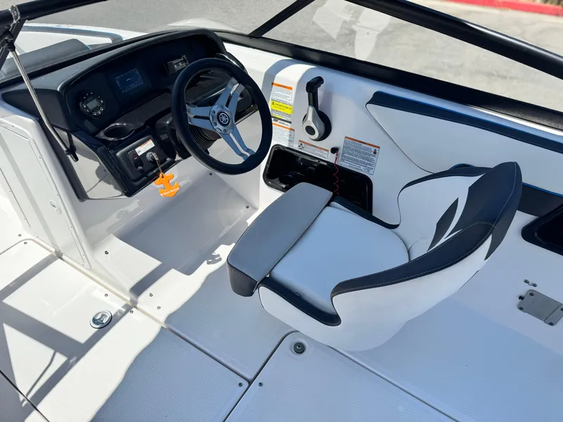Slide: The Image of 2020 Yamaha Boats AR195 cockpit with steering wheel and captain's chair. - 22
