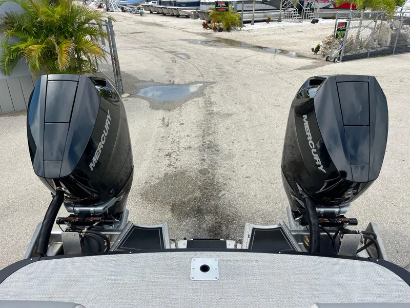 Slide: The Image of Twin Mercury 400hp V-10 engines on Avalon 2785 Excalibur LTD boat, 2026 model. - 21