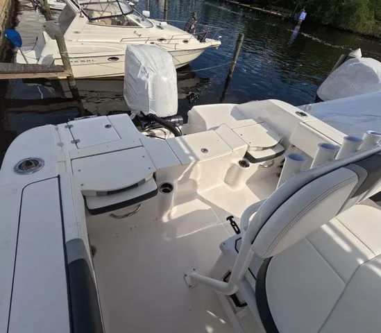 Slide: The Image of Robalo R200 In stock trailer included 2026 - 7