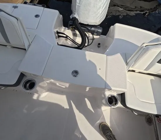 Slide: The Image of Robalo R200 In stock trailer included 2026 - 9