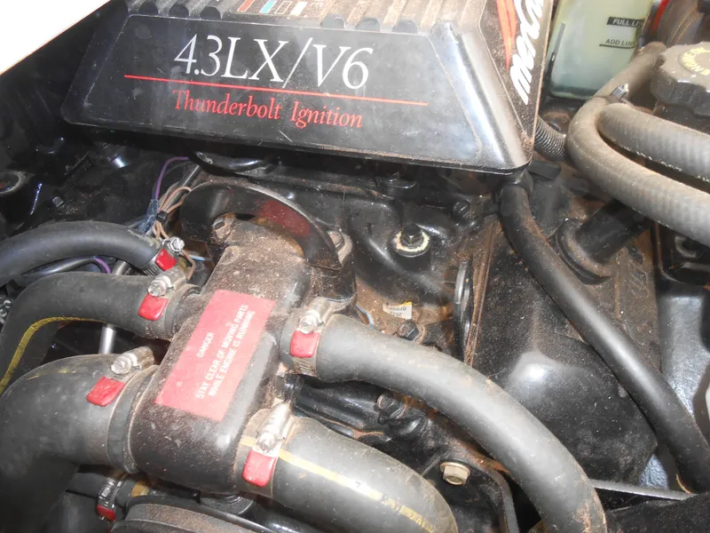 Slide: The Image of Engine of 1996 Sea Ray 290 Sundancer with 4.3LX/V6 Thunderbolt Ignition. - 14