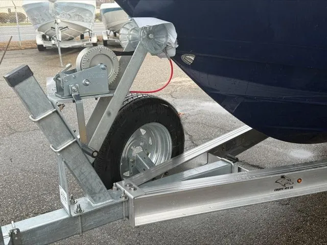 Slide: The Image of Robalo R200 2025 - 13