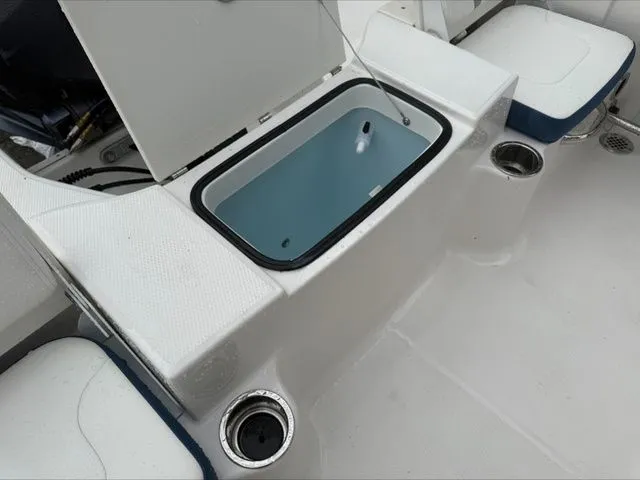 Slide: The Image of Robalo R200 2025 - 14