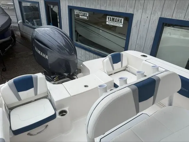 Slide: The Image of Robalo R200 2025 - 15