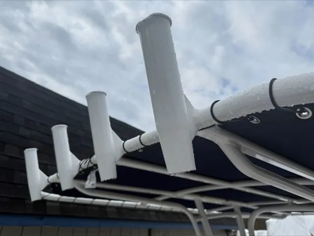 Slide: The Image of Robalo R200 2025 - 17