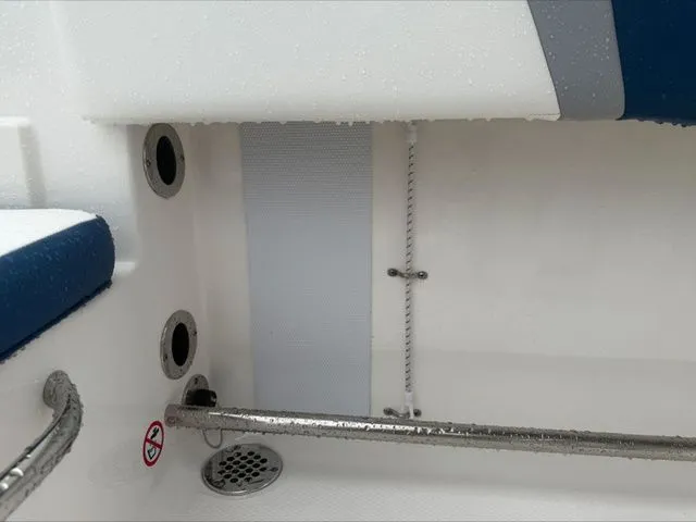 Slide: The Image of Robalo R200 2025 - 18