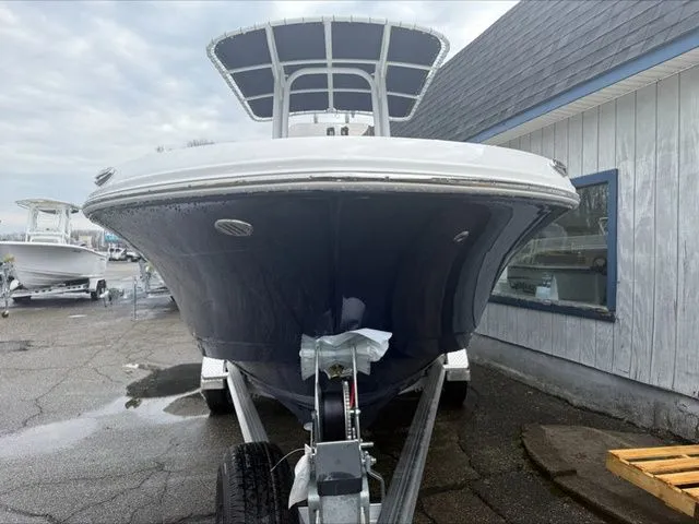 Slide: The Image of Robalo R200 2025 - 5