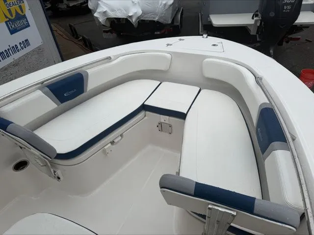 Slide: The Image of Robalo R200 2025 - 7