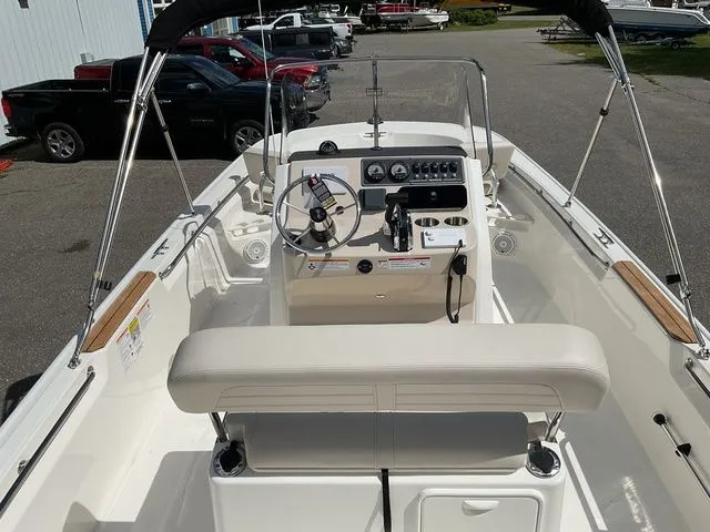 Slide: The Image of Boston Whaler 210 Montauk 2025 - 10