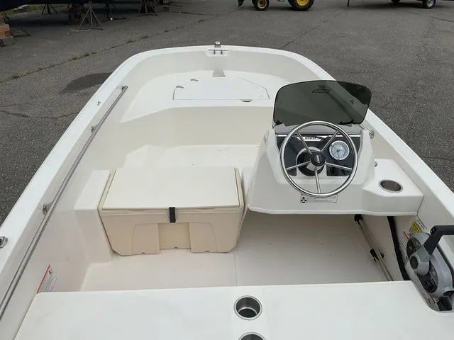 Slide: The Image of Boston Whaler 160 Super Sport 2025 - 10
