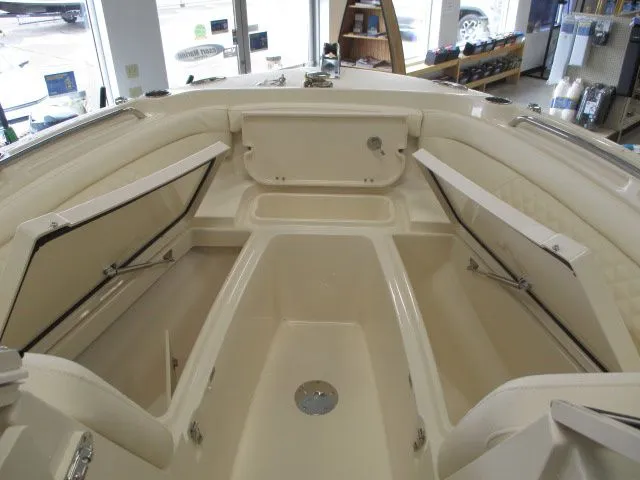 Slide: The Image of Grady-White Freedom 235 2026 - 9