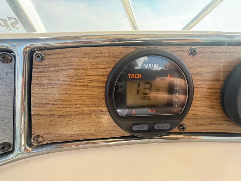 Slide: The Image of Yamaha tachometer on 2009 Scout 205 Sportfish boat dashboard, displaying 186 hours. - 17