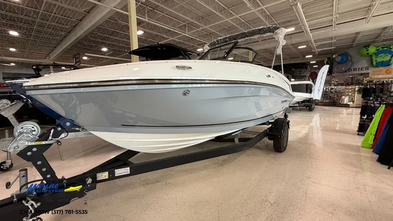 Slide: The Image of Bayliner VR5 2025 - 10