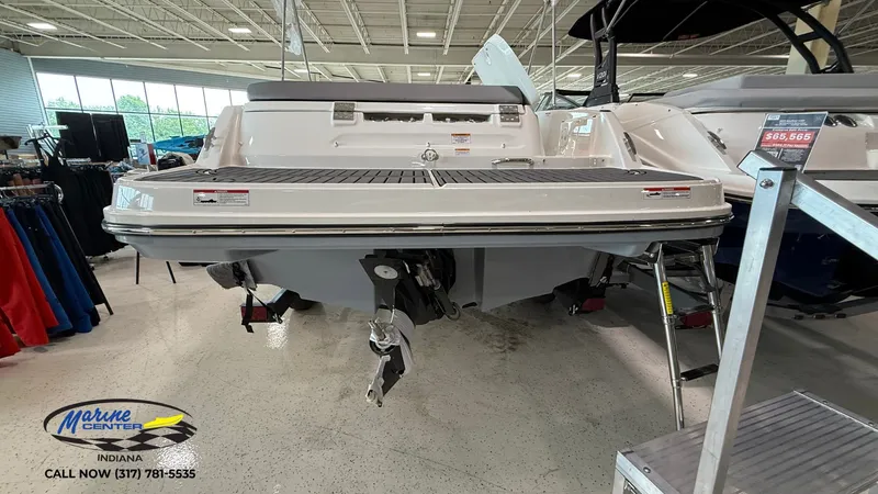 Slide: The Image of Bayliner VR5 2025 - 4