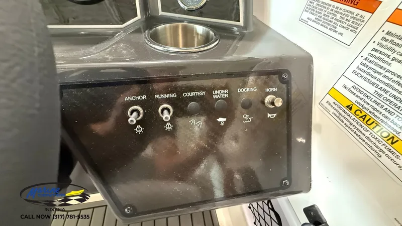 Slide: The Image of Bayliner VR5 2025 - 5