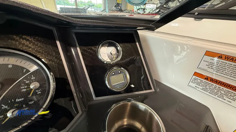 Slide: The Image of Bayliner VR5 2025 - 6