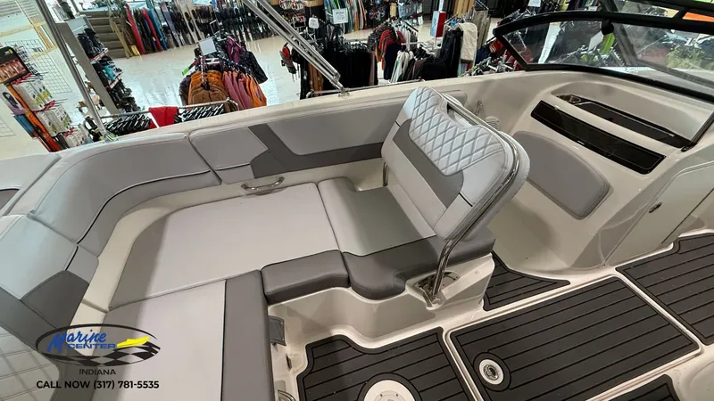 Slide: The Image of Bayliner VR5 2025 - 7