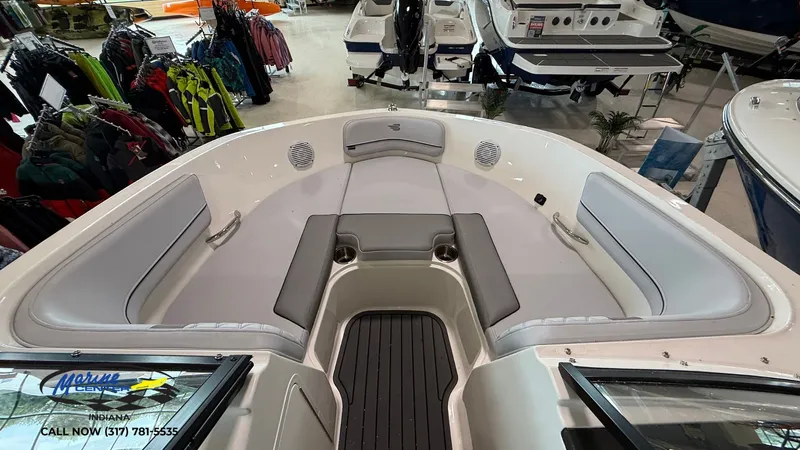 Slide: The Image of Bayliner VR5 2025 - 9