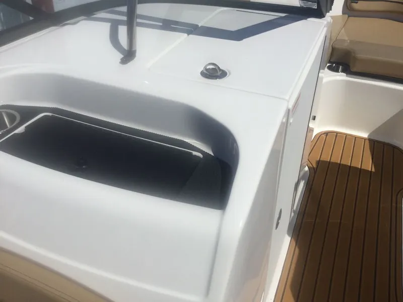 Slide: The Image of Bayliner VR6 2025 - 2