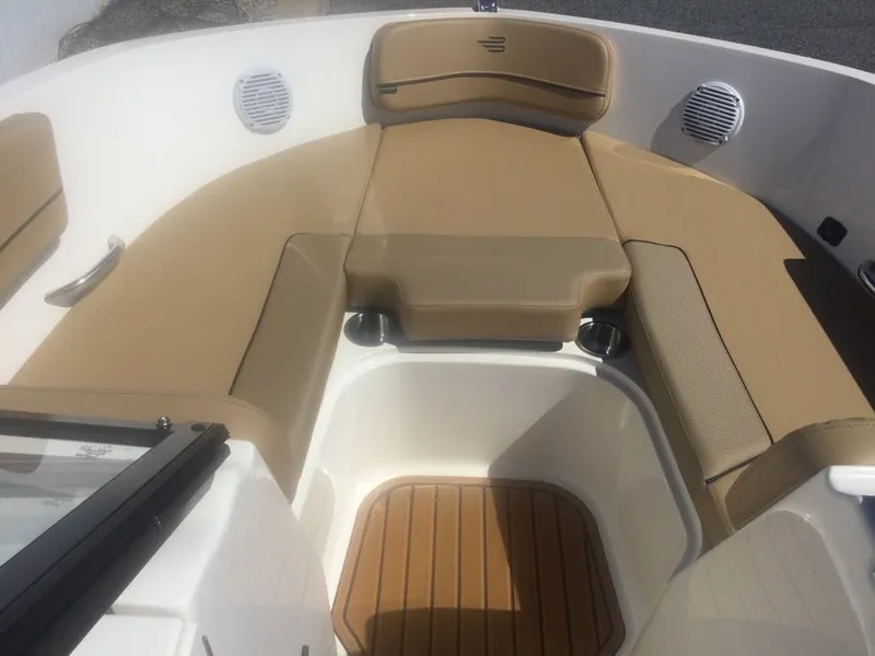 Slide: The Image of Bayliner VR6 2025 - 3