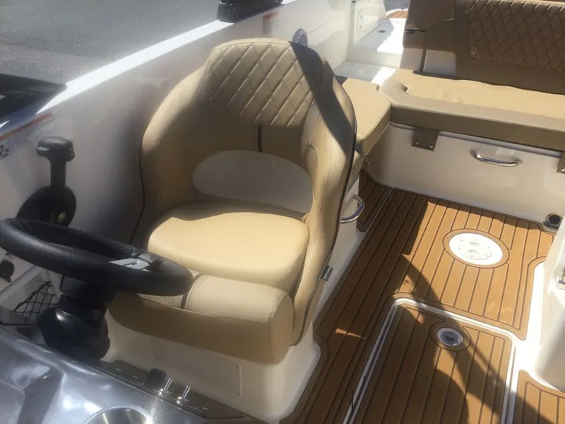 Slide: The Image of Bayliner VR6 2025 - 4