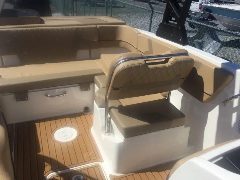 Slide: The Image of Bayliner VR6 2025 - 6