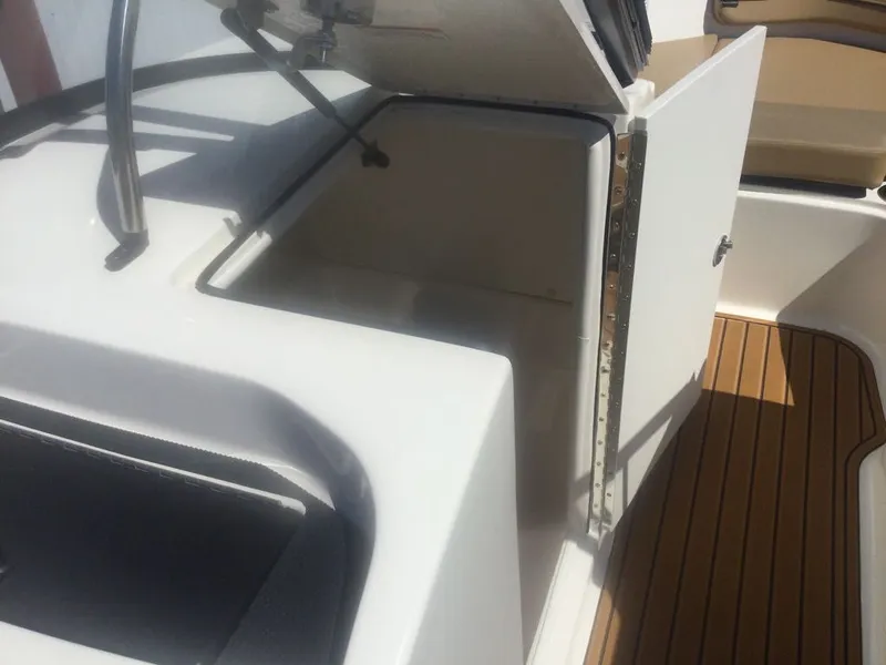 Slide: The Image of Bayliner VR6 2025 - 7