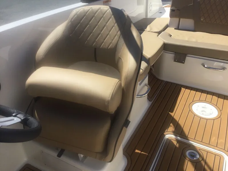 Slide: The Image of Bayliner VR6 2025 - 9