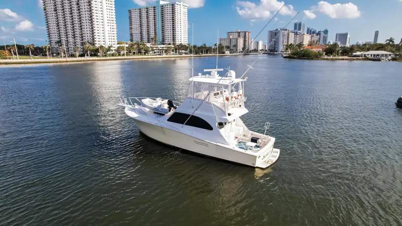 Slide: The Image of White Post 42 yacht on calm water with city skyline, 2008 model. - 15