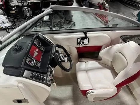 Slide: The Image of 2009 Chaparral 264 Sunesta boat cockpit with steering wheel and white-red seating. - 15