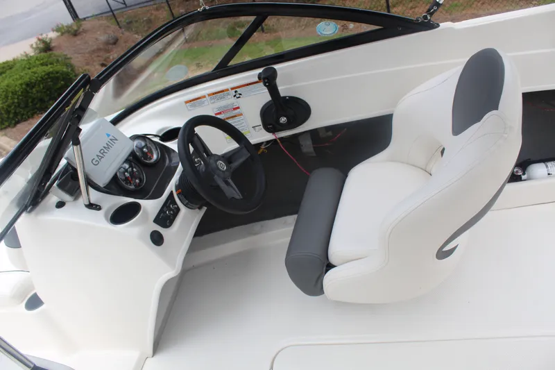 Slide: The Image of Bayliner 170 BR 2022 - 10