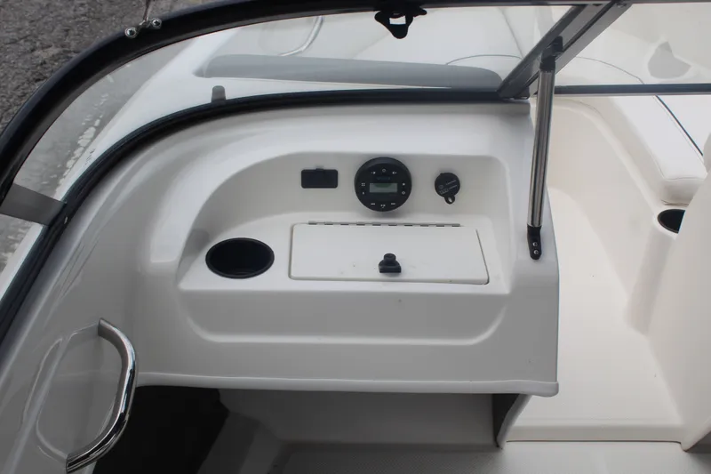 Slide: The Image of Bayliner 170 BR 2022 - 12