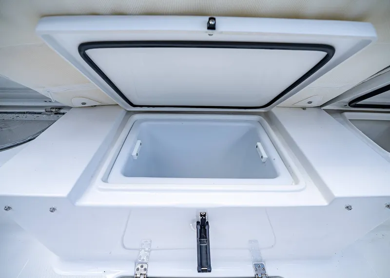 Slide: The Image of Sea Hunt Ultra 305 SE 2026 - 10