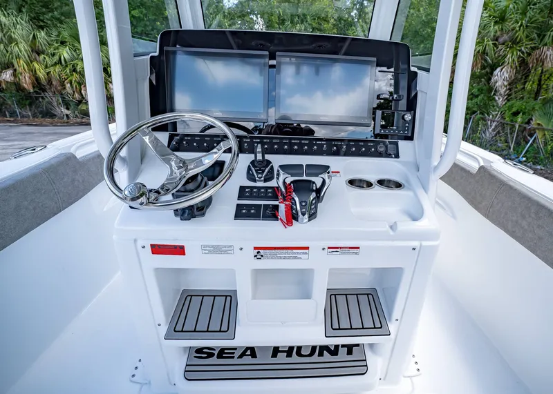 Slide: The Image of Sea Hunt Ultra 305 SE 2026 - 17