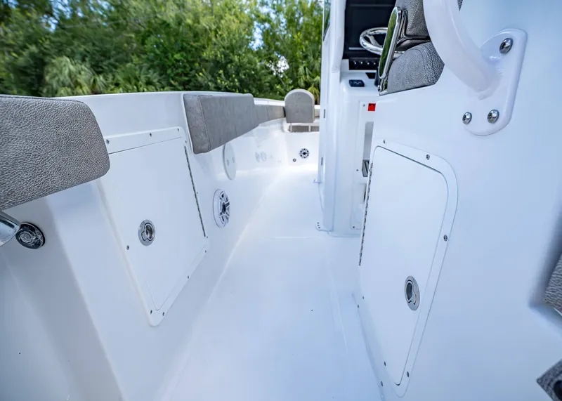 Slide: The Image of Sea Hunt Ultra 305 SE 2026 - 19