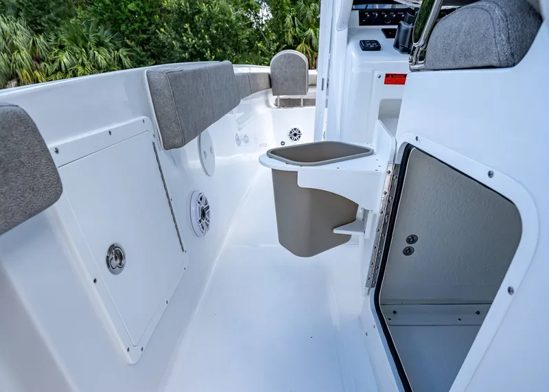 Slide: The Image of Sea Hunt Ultra 305 SE 2026 - 20