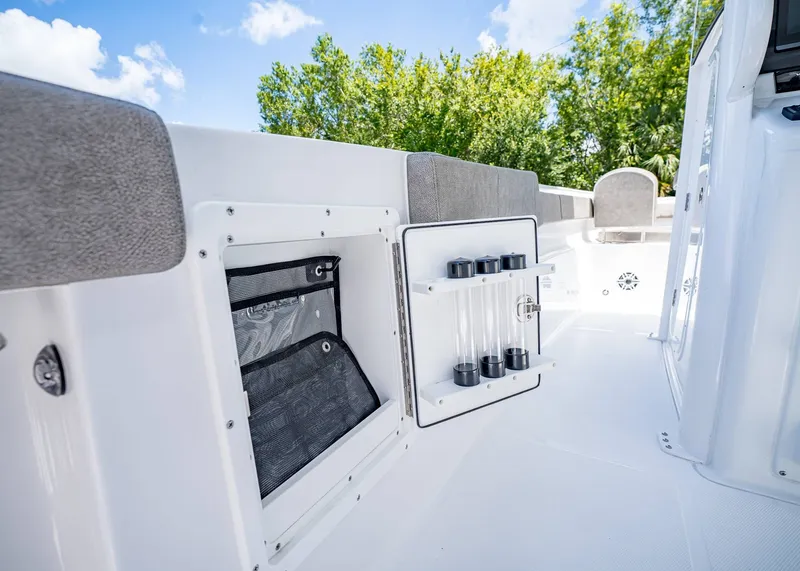 Slide: The Image of Sea Hunt Ultra 305 SE 2026 - 21