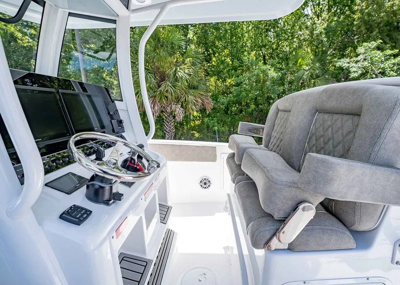 Slide: The Image of Sea Hunt Ultra 305 SE 2026 - 22