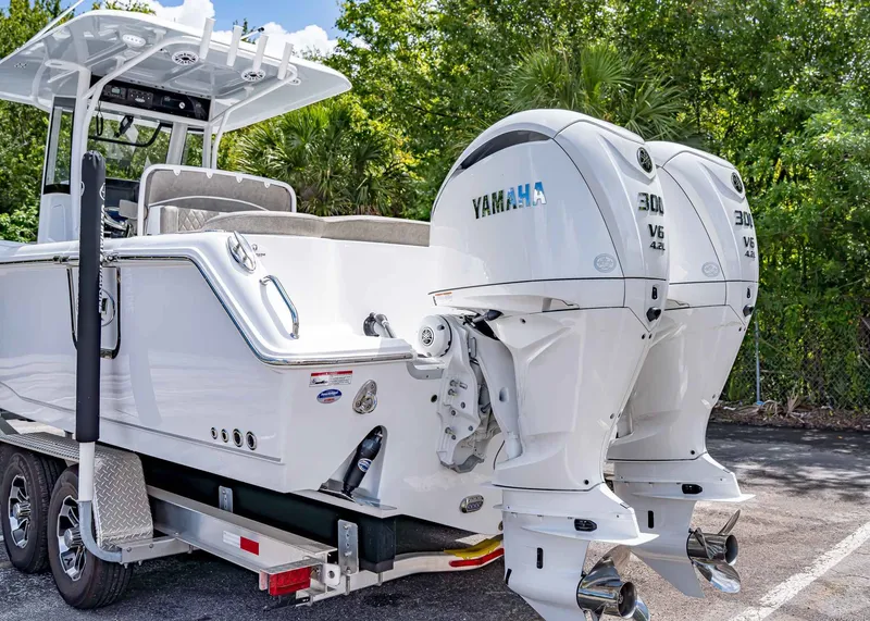 Slide: The Image of Sea Hunt Ultra 305 SE 2026 - 4