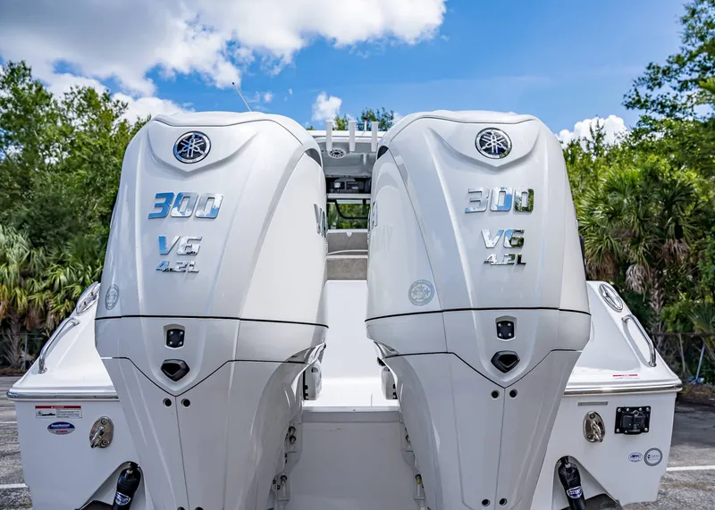 Slide: The Image of Sea Hunt Ultra 305 SE 2026 - 6