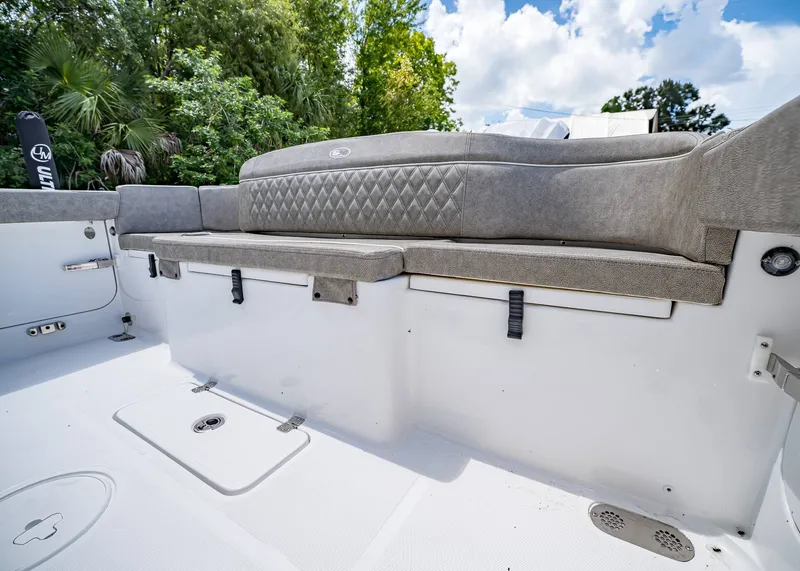 Slide: The Image of Sea Hunt Ultra 305 SE 2026 - 7