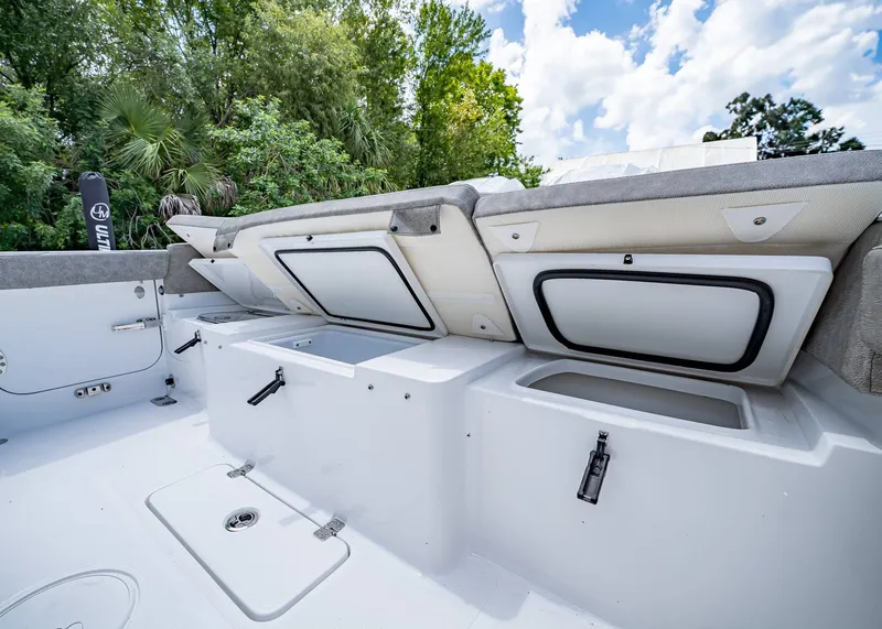 Slide: The Image of Sea Hunt Ultra 305 SE 2026 - 8