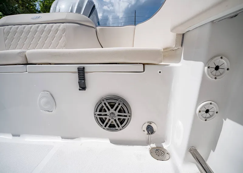 Slide: The Image of Sea Hunt Ultra 245 SE 2026 - 10