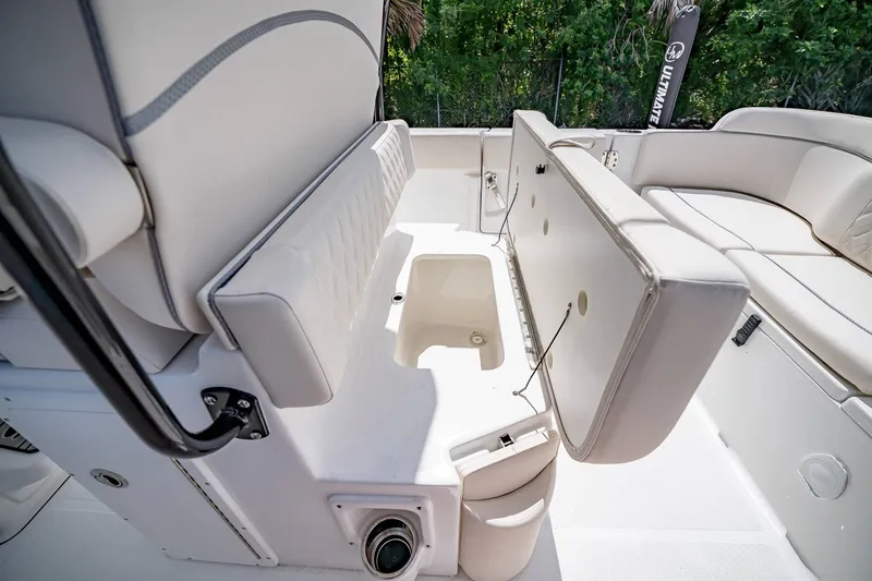 Slide: The Image of Sea Hunt Ultra 245 SE 2026 - 12