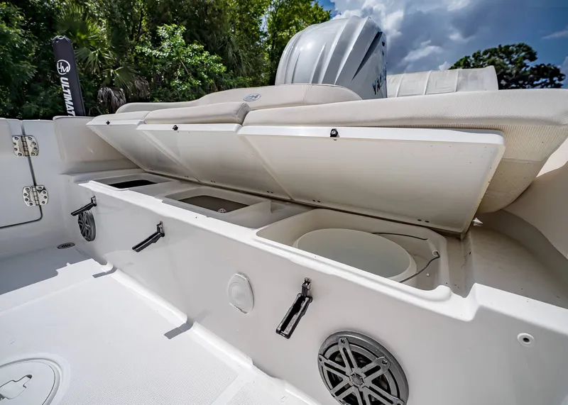 Slide: The Image of Sea Hunt Ultra 245 SE 2026 - 13